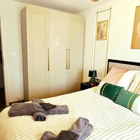 Kult By Ambassador Apartman